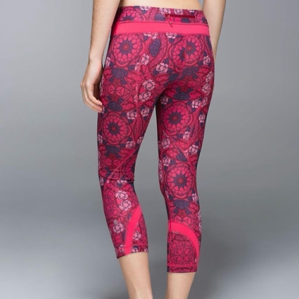 Lululemon SoulCycle Run Inspire Crop Leggings Roses Skull Athleisure Spin Size 8